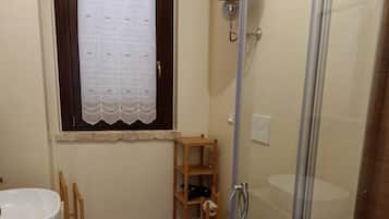 Douche, sĂšche-cheveux, bidet, serviettes fournies