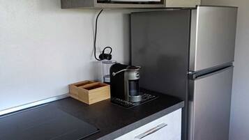 Frigorifero, microonde, piano cottura, macchina per tè/caffè