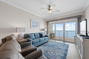 Condo, varias camas (Crystal Tower 1702) | Área de sala de estar | Televisión 