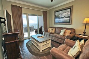 Condo, 2 Bedrooms | Living area