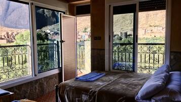 Triple Room | Free WiFi, bed sheets