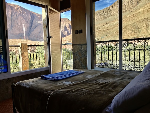 Free WiFi, bed sheets