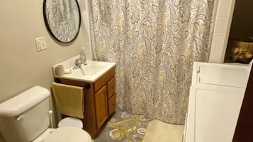 SĂšche-cheveux, serviettes fournies, savon, shampoing