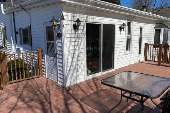 Outdoor dining - Serenity Cottage at Mineral Point (Mineral Point)