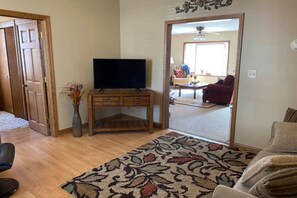 Smart TV, fireplace - Serenity Cottage at Mineral Point (Mineral Point)