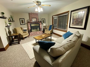 Smart TV, fireplace - Serenity Cottage at Mineral Point (Mineral Point)