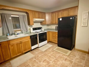 Fridge, microwave, oven, stovetop - Serenity Cottage at Mineral Point (Mineral Point)