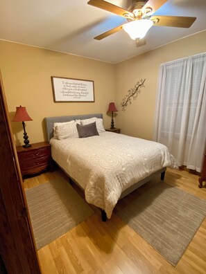 2 bedrooms, iron/ironing board, free WiFi, bed sheets - Serenity Cottage at Mineral Point (Mineral Point)