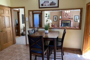 Dining - Serenity Cottage at Mineral Point (Mineral Point)