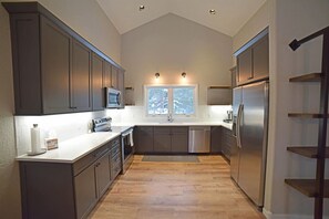 Fridge, microwave, oven, stovetop - Spacious and Scenic Mountain Home (Silverthorne)