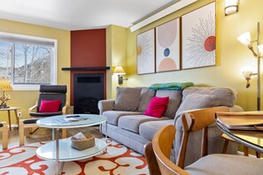 Een televisie en een open haard