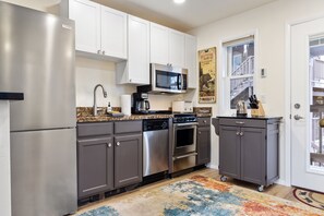 Een koelkast, een magnetron, een oven, een kookplaat