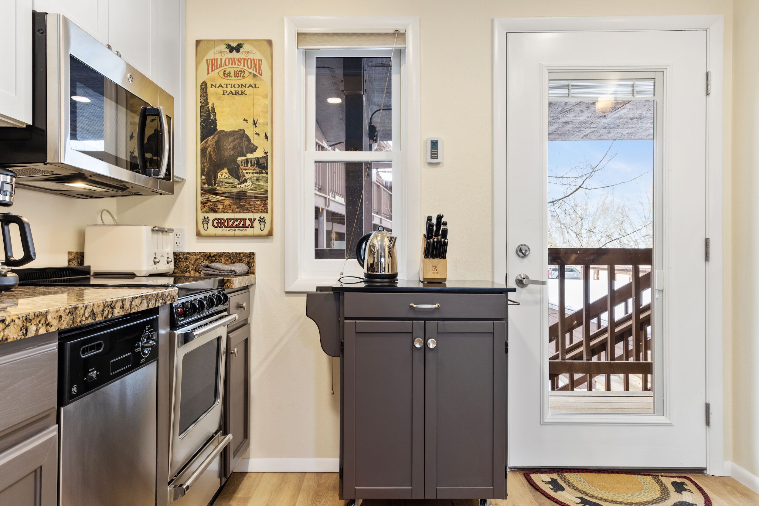 Geladeira, micro-ondas, fogão, cooktop