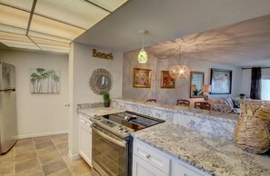 Condo, 1 habitación | Cocina privada | Refrigerador, microondas, horno y parrilla de estufa 