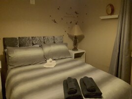 2 habitaciones, tabla de planchar con plancha y cuna de viaje 