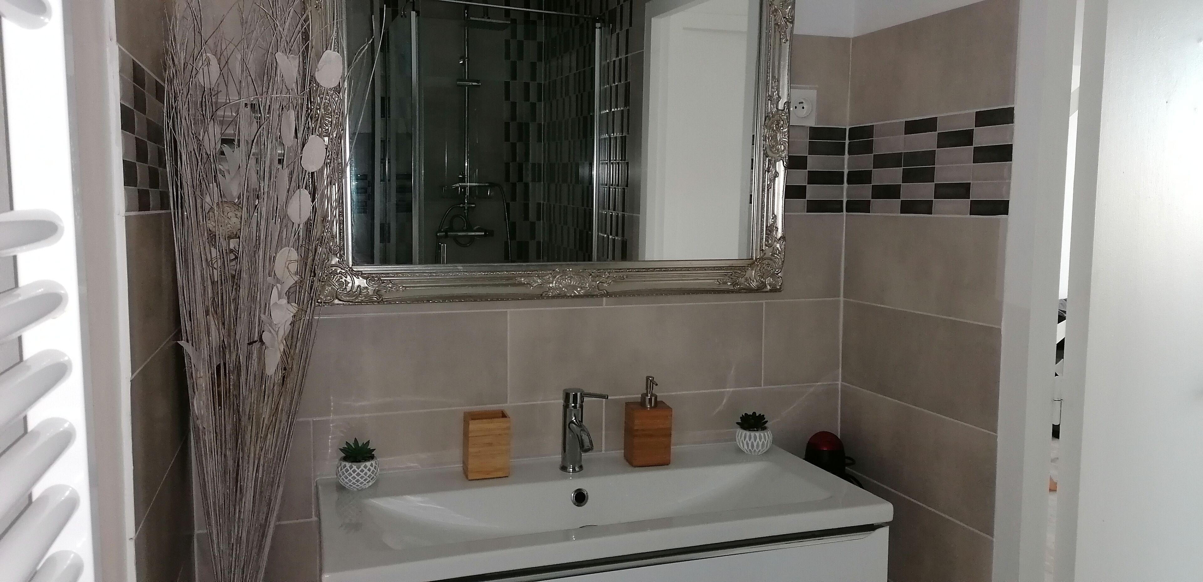 Dusche, Haartrockner, Handtücher, Seife