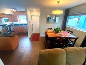 Une cuisine moderne avec des meubles en bois, un four encastré et un plan de travail.