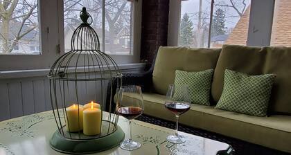 Located within walking distance from the Famous Niagara Falls and the atractions