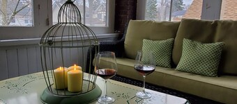 Located within walking distance from the Famous Niagara Falls and the atractions