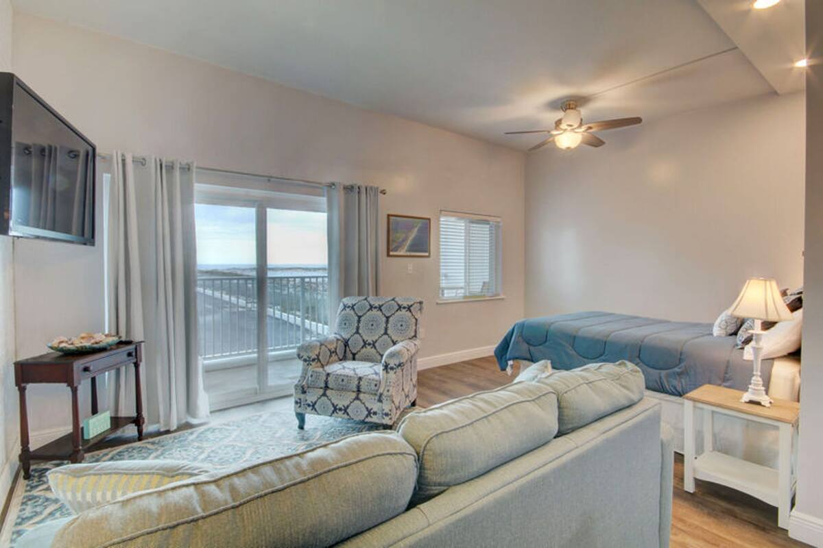 Apartment, 1 Bedroom | Living room | 32-inch TV with digital channels