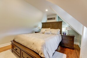 3 bedrooms, desk, iron/ironing board, travel crib