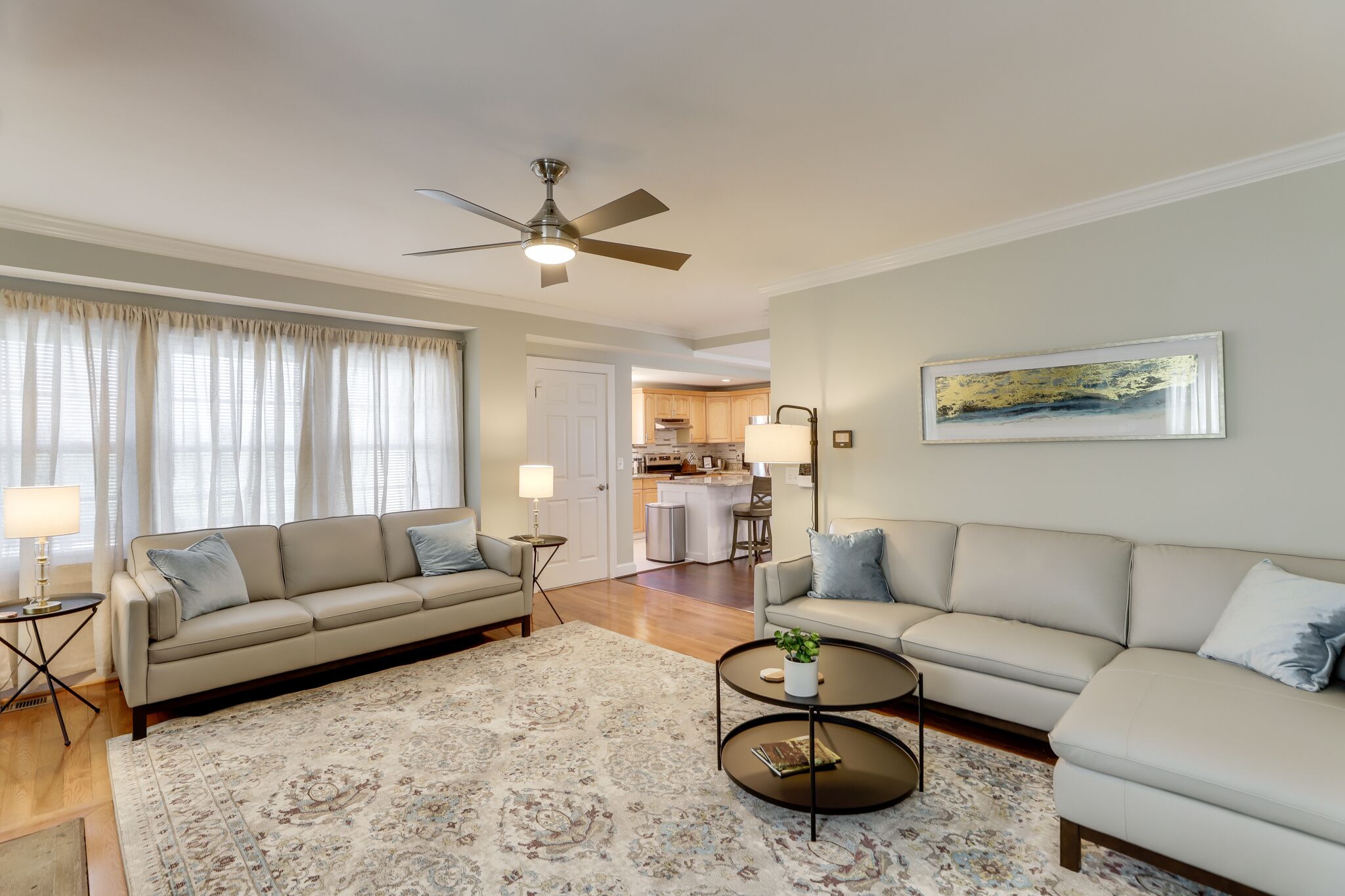 智能電視、壁爐、書籍