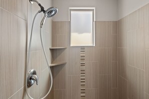 Bañera, secador de pelo, toallas