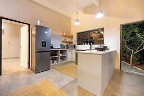 Villa Supérieure, 2 chambres | Cuisine privée | Réfrigérateur, bouilloire électrique, tables à manger