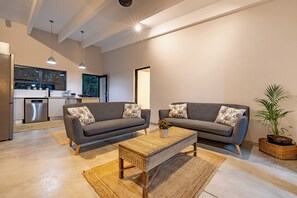 Vil·la superior, 2 dormitoris | Sala d'estar | Televisor LED de 50 polzades amb canals digitals, televisor i Netflix 