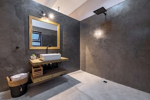 Villa Supérieure, 2 chambres | Salle de bain | Articles de toilette gratuits, sèche-cheveux, serviettes fournies, savon