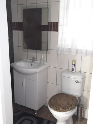 Shower, free toiletries, towels