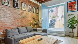 Suite studio Deluxe, 1 chambre | Aire de séjour | Téléviseur connecté, console de jeux vidéo, lecteur de DVD