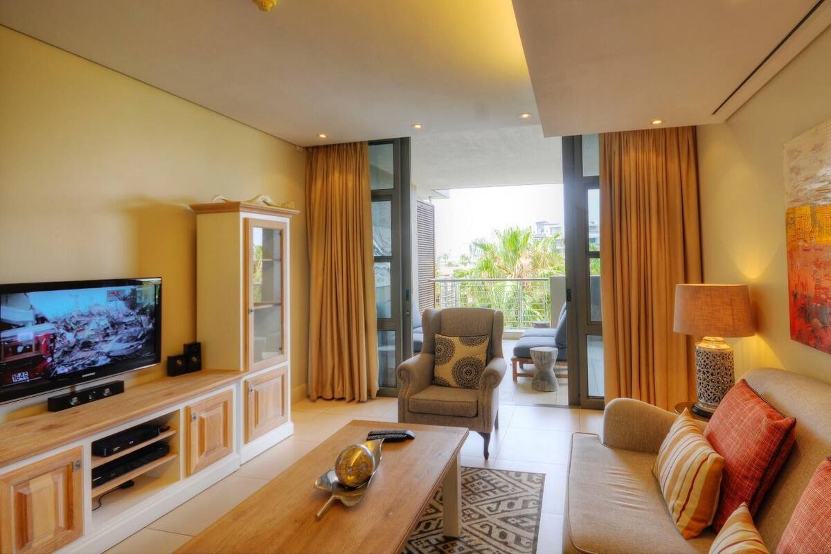 Suite estándar, 3 habitaciones | Área de sala de estar | Televisión de pantalla plana y reproductor de DVD