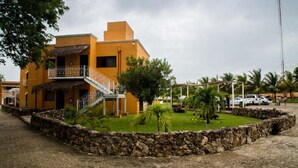 Free self-parking - Hotel Y Restaurante Hacienda Campestre (Chetumal)