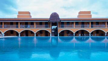 3 piscinas al aire libre