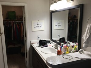 Duschwanne, Haartrockner, Handtücher, Seife