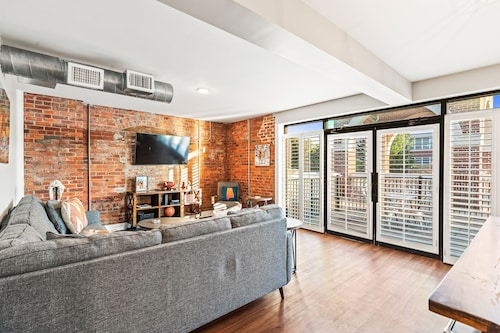 HIGH END CUSTOM Penthouse in the CENTER of Downtown Auburn! 