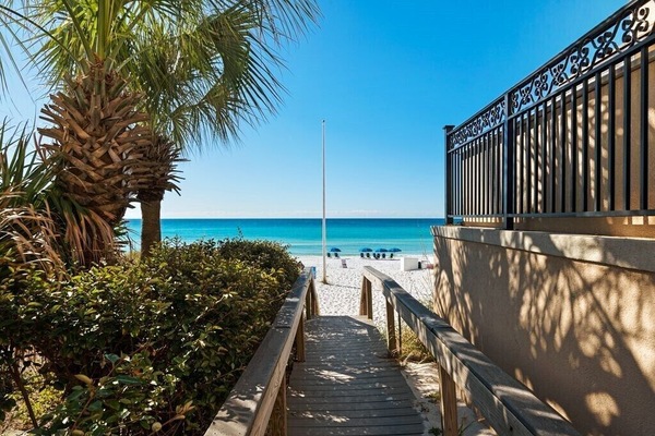 Plage à proximité, chaises longues, serviettes de plage