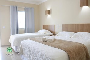 Standaard driepersoonskamer | Een minibar, een bureau, een strijkplank/strijkijzer, gratis wifi