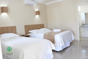 Minibar, escritorio, tabla de planchar con plancha y wifi gratis 