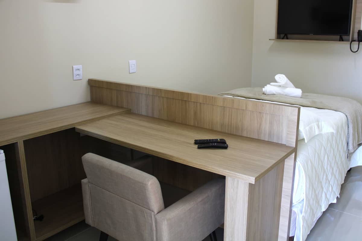 Singola Standard | Minibar, una scrivania, ferro/asse da stiro, Wi-Fi gratuito