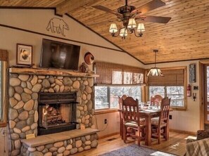 Interior - Relax with peaceful river views and wildlife sightings. A perfect retreat. (Ruidoso)