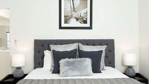 3 室のベッドルーム、WiFi (無料)、ベッドシーツ