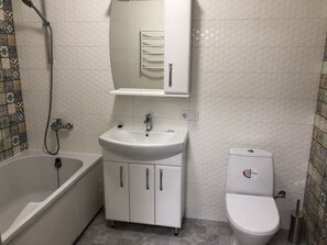 Bañera de hidromasaje, secador de pelo, toallas