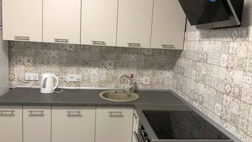 Réfrigérateur, micro-ondes, cafetière/bouilloire