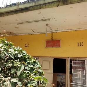 Ein gelbes Gebäude mit einem Schild, auf dem 'BANANA LEAF PUB' steht.