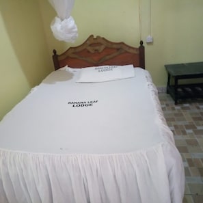 Enkeltrom | Skrivebord, strykejern/-brett, wi-fi (inkludert) og sengetøy