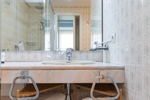 Baignoire, sèche-cheveux, serviettes fournies, shampoing