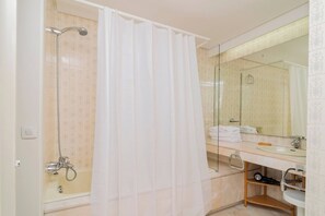 Badewanne, Haartrockner, Handtücher