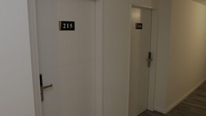 Um corredor com duas portas, cada uma delas numerada.